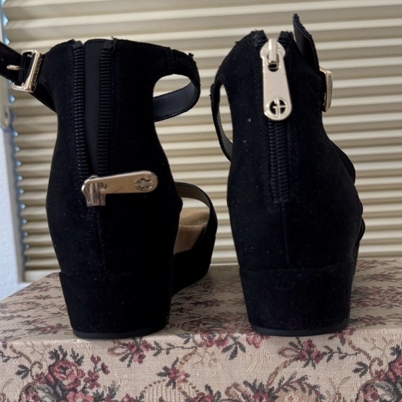 New Giani Bernini Platform Sandals - Picture 3 of 4